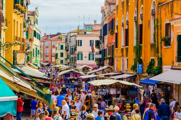 VENICE, ITALY, EPTEMBER 20 EYLÜL 2015: Kalabalık turistler yoğun Rio Tera Farsetti caddesinden geçiyor..