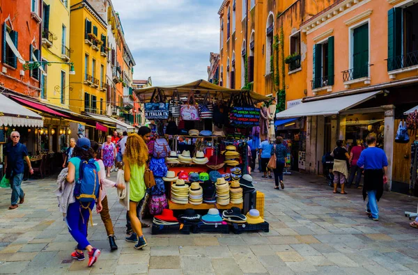 VENICE, ITALY, EPTEMBER 20 EYLÜL 2015: Kalabalık turistler yoğun Rio Tera Farsetti caddesinden geçiyor..