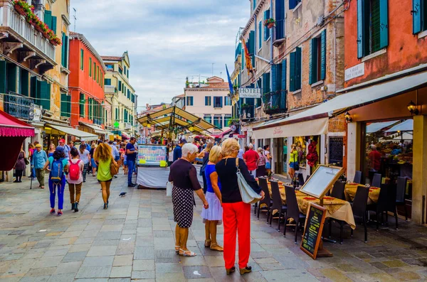 VENICE, ITALY, EPTEMBER 20 EYLÜL 2015: Kalabalık turistler yoğun Rio Tera Farsetti caddesinden geçiyor..