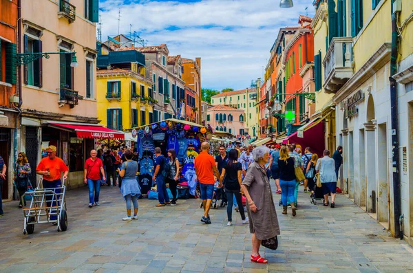 VENICE, ITALY, EPTEMBER 20 EYLÜL 2015: Kalabalık turistler yoğun Rio Tera Farsetti caddesinden geçiyor..
