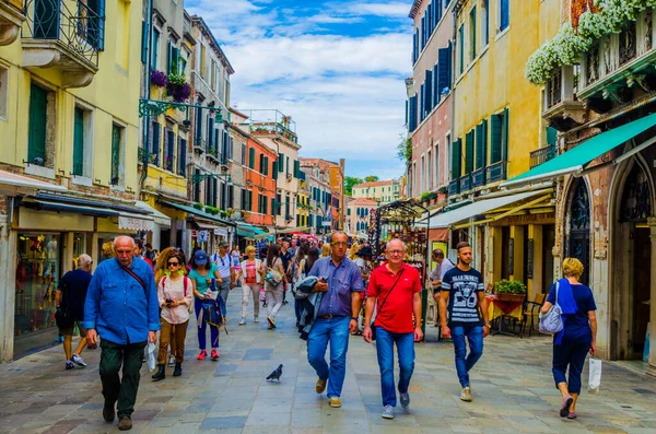 VENICE, ITALY, EPTEMBER 20 EYLÜL 2015: Kalabalık turistler yoğun Rio Tera Farsetti caddesinden geçiyor..