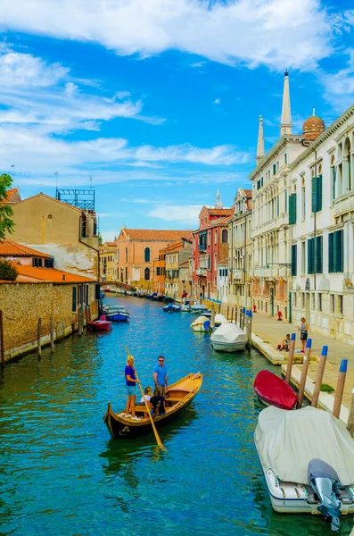 Venedik, İtalya, 20 Eylül 2015: Bir grup turist İtalya 'nın Venedik şehrinde gondol kullanmaya çalışıyor.