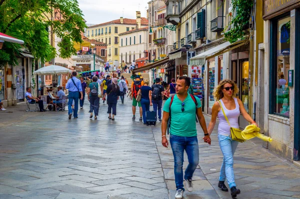 VENICE, ITALY, EPTEMBER 20 EYLÜL 2015: İnsanlar şehrin ana caddelerine ait olan İtalya 'nın Venedik kentindeki strada nuova caddesinde geziniyorlar..