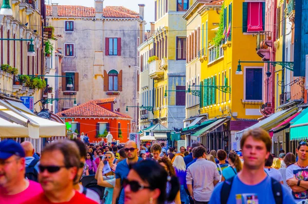 VENICE, ITALY, EPTEMBER 20 EYLÜL 2015: İnsanlar şehrin ana caddelerine ait olan İtalya 'nın Venedik kentindeki strada nuova caddesinde geziniyorlar..