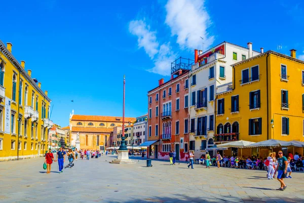 Venice Italy September 2015 People Strolling Campo Santo Stefano Square — Stockfoto