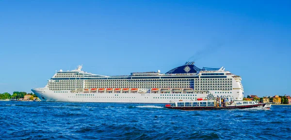 Venise Italie Septembre 2015 Gigantesque Bateau Croisière Rempli Passagers Quitte — Photo