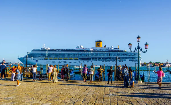 Venise Italie Septembre 2015 Gigantesque Bateau Croisière Rempli Passagers Quitte — Photo