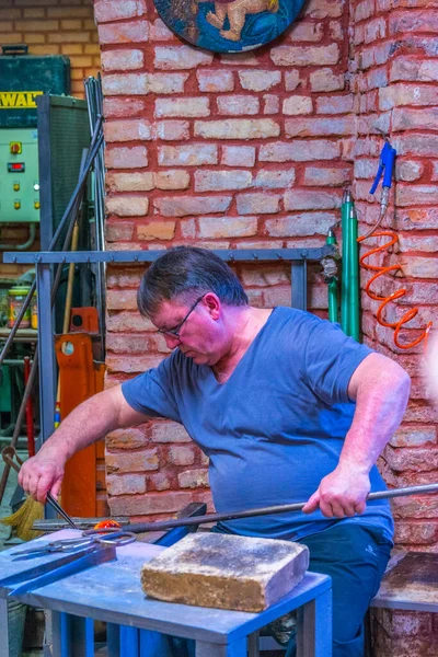 Murano Italy February 2017 Glassmaker Manufacturing Typical Sculpture Murano Italy — 스톡 사진
