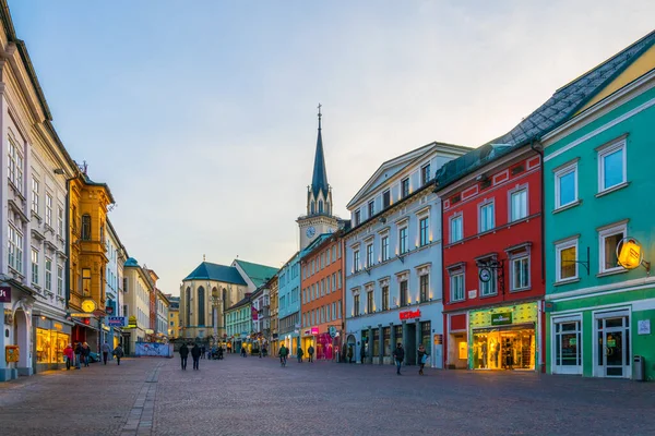 VILLACH, AUSTRIA, 20 Şubat 2016: Günbatımında Avusturya şehir köyünün hauptplatz ana meydanı manzarası.