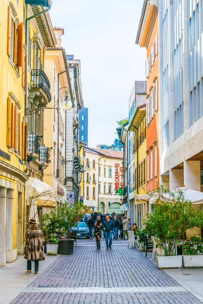 UDINE, İtalya, 26 Şubat 2017: Udine, İtalya 'nın tarihi merkezinde bir caddenin görüntüsü.