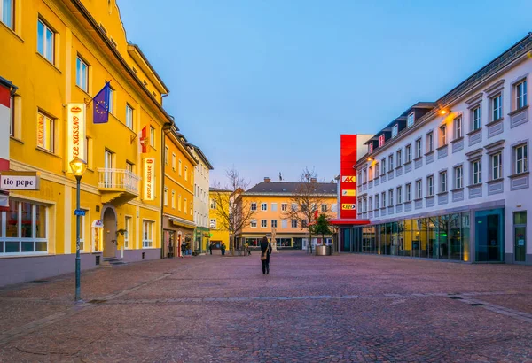 VILLACH, AUSTRIA, FEBRUARY 20 Şubat 2016: Avusturya şehir köyünün gece hayatının merkezi olan bar ve restoranlarla dolu dar bir caddenin manzarası