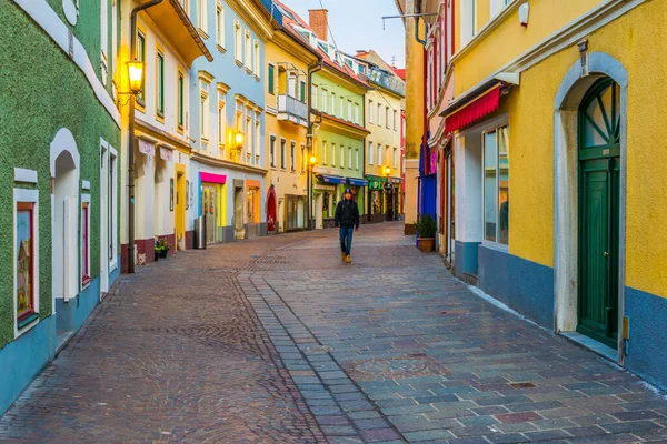 VILLACH, AUSTRIA, FEBRUARY 20 Şubat 2016: Avusturya şehir köyünün gece hayatının merkezi olan bar ve restoranlarla dolu dar bir caddenin manzarası