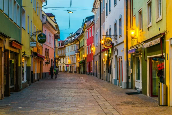 VILLACH, AUSTRIA, FEBRUARY 20 Şubat 2016: Avusturya şehir köyünün gece hayatının merkezi olan bar ve restoranlarla dolu dar bir caddenin manzarası
