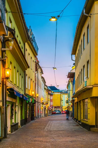 VILLACH, AUSTRIA, FEBRUARY 20 Şubat 2016: Avusturya şehir köyünün gece hayatının merkezi olan bar ve restoranlarla dolu dar bir caddenin manzarası