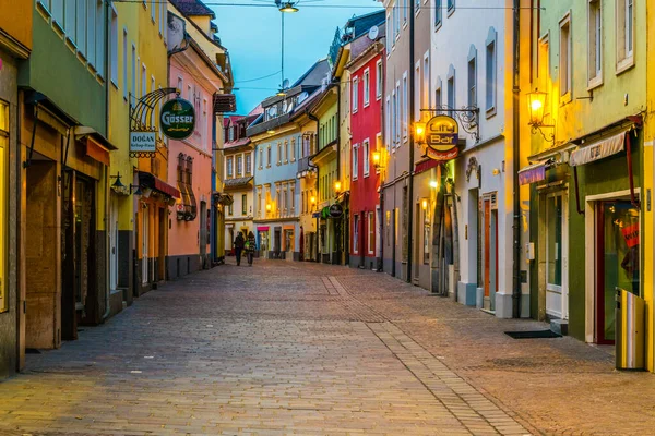 VILLACH, AUSTRIA, FEBRUARY 20 Şubat 2016: Avusturya şehir köyünün gece hayatının merkezi olan bar ve restoranlarla dolu dar bir caddenin manzarası