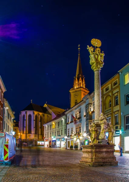 VILLACH, AUSTRIA, 20 HABRUARY 2016: Avustralya 'nın köyündeki Aziz Jakob kilisesinin bulunduğu ana meydanın gece görüşü