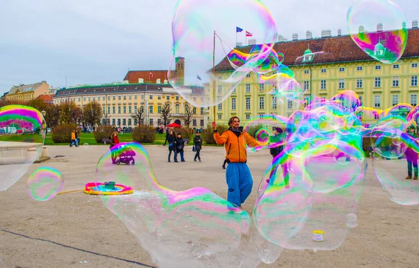 VIENNA, AUSTRIA, 19 ARALIK 2015: Bir sokak sanatçısı Viyana, Avusturya 'da Heldenplatz' da renkli sabun köpükleri yaratıyor.