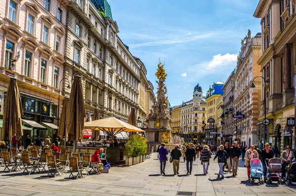 Vienna, AUSTRIA, 15 Mayıs 2015. Viyana 'da Graben Caddesi' nde yaya turistler. Viyana 'nın nüfusu 1,68 milyon kişi, Viyana ise nüfusun en büyüğü Avusturya kentidir.