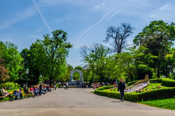 Wiedeń Austria Maj 2015 Ludzie Relaksują Się Stadtpark Wiedniu Słoneczny — Zdjęcie stockowe
