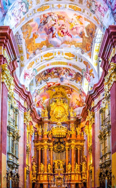 MELK, AUSTRIA, 16 Mayıs 2015: Melk Abbey, Avusturya 'daki Aziz Peter ve Paul Kilisesi. Abbey Kilisesi, Avusturya 'nın en güzel kiliselerinden biri olarak kabul edilir..