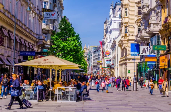 Viyana, AUSTRIA, 6 Haziran 2015: Kartner Caddesi, Orta Viyana. Viyana 'nın yayaların çoğunlukta olduğu merkezi turistler ve büyük alışveriş merkezleriyle dolu..