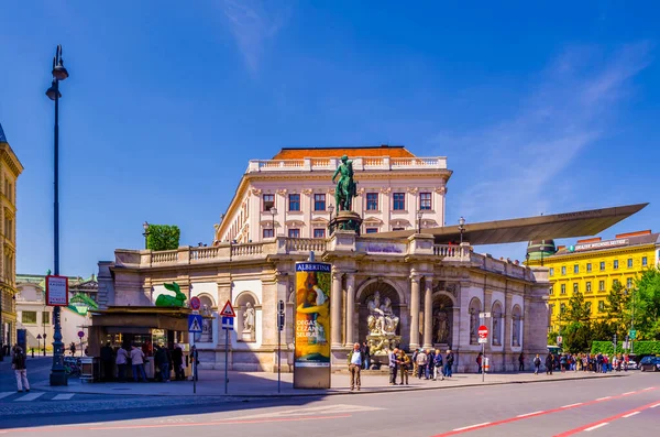 VİANNA, AUSTRIA, 6 Haziran 2015: Viyana 'daki Albertina Müzesi ve komşu mahalle.