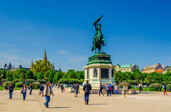 Wien Österreich Juni 2015 Menschen Spazieren Das Reiterdenkmal Von Erzherzog — Stockfoto