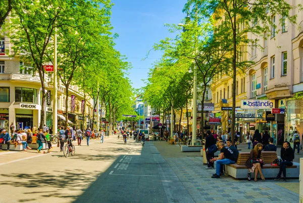 Viena Austria Junio 2015 Gente Está Compras Mariahilferstrasse Calle Comercial — Foto de Stock