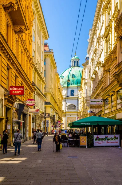 Vienna Austria June 2015 People Walking Narrow Street Towrds Peterskirche — Fotografia de Stock