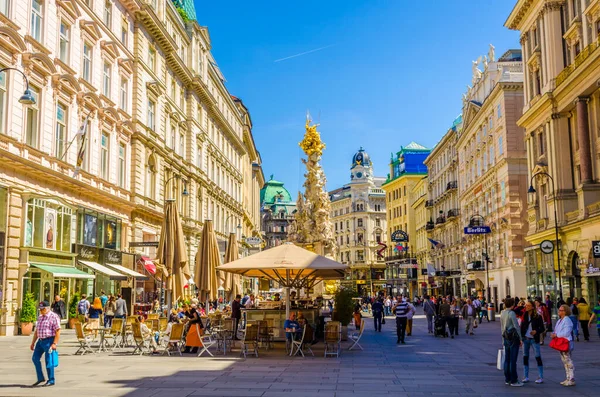 Wiedeń Austria Czerwiec 2015 Ludzie Chodzą Wąskimi Ulicznymi Wieżami Peterskirche — Zdjęcie stockowe