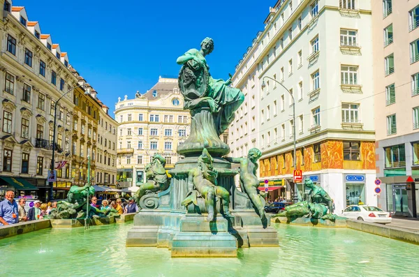 Wiedeń Austria Czerwiec 2015 Bardzo Ładna Fontanna Posągami Piękną Zieloną — Zdjęcie stockowe