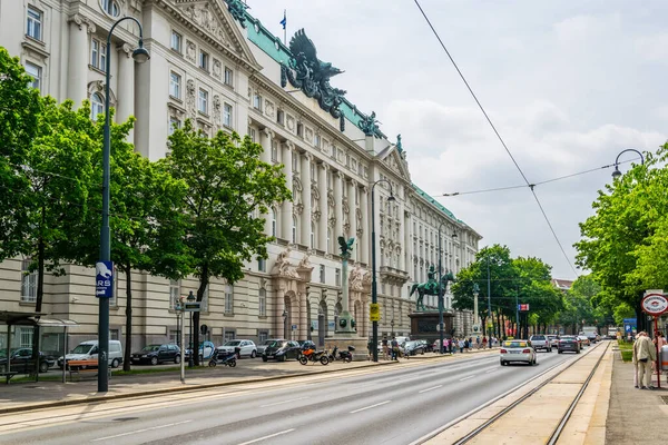 Vienna Austria June 2016 People Passing Former Ministry Defence Situated —  Fotos de Stock