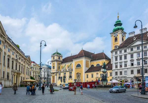 VIENNA, AUSTRIA, Haziran 2016: Schottenstift (İskoç Manastırı), resmi adıyla Benedictine Manastırı, 1155 yılında Viyana 'da kurulan Roma Katolik manastırı..