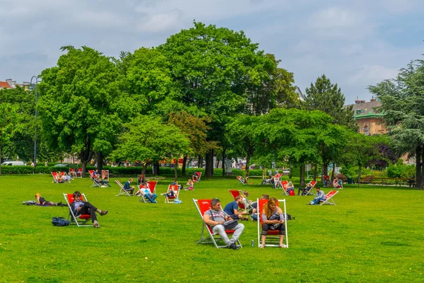 Vienna Austria June 2016 People Enjoying Sunny Day Lawn Front — стокове фото