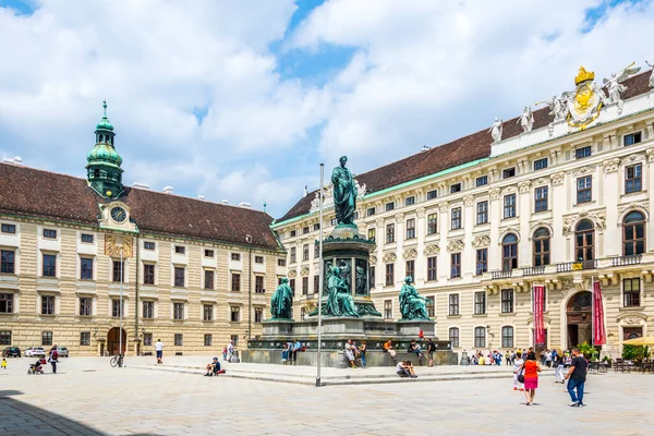 VIENNA, AUSTRIA, HAZİRAN 2016: Viyana, Avusturya 'daki Hofburg Sarayı' nın iç avlusunda insanlar yürüyor