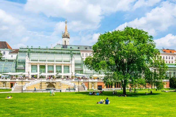 Vienna Ausztria Június 2016 Emberek Sétálnak Híres Palmenhaus Kávézó Mellett — Stock Fotó