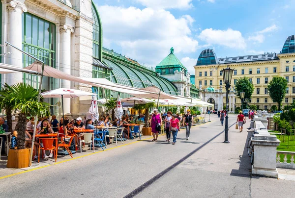 Vienna Oostenrijk Juni 2016 Mensen Lopen Rond Het Beroemde Palmenhaus — Stockfoto