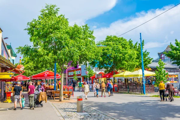 VIENNA, AUSTRIA, HAZİRAN 2016: Viyana, Avusturya 'daki Prater Lunaparkı' nda insanlar yürüyor.