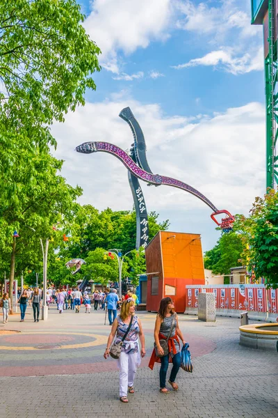 Vienna Austria June 2016 People Walking Grounds Prater Amusement Park — Stock Photo, Image