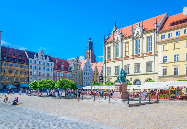 WROCLAW, POLAND, 28 Mayıs 2017: Rynek 'teki renkli evler, merkezi Wroclaw, Polonya' daki pitoresk kare