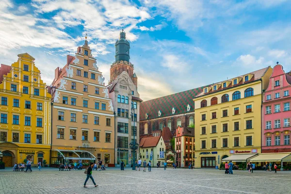 WROCLAW, POLAND, 28 Mayıs 2017: Rynek 'teki renkli evler, merkezi Wroclaw, Polonya' daki pitoresk kare