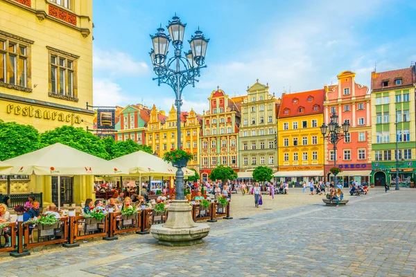 WROCLAW, POLAND, 28 Mayıs 2017: Rynek 'teki renkli evler, merkezi Wroclaw, Polonya' daki pitoresk kare