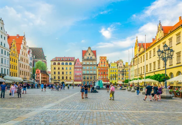 WROCLAW, POLAND, 28 Mayıs 2017: Rynek 'teki renkli evler, merkezi Wroclaw, Polonya' daki pitoresk kare