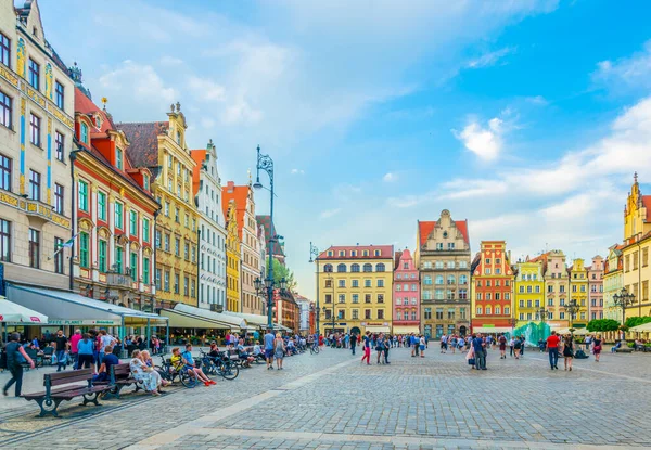 WROCLAW, POLAND, 28 Mayıs 2017: Rynek 'teki renkli evler, merkezi Wroclaw, Polonya' daki pitoresk kare