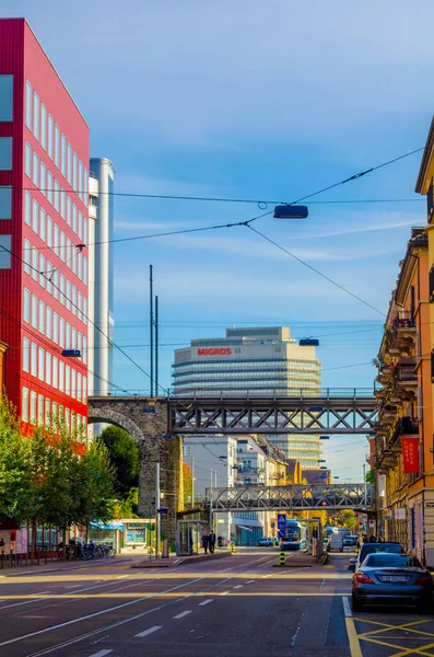 ZURİH, SWitzERLAND, ECTOBER 24, 2015: İsviçre 'nin Zürih kentindeki Limmatstrasse manzarası tramvay hattı ana tren istasyonuna ulaşıyor.