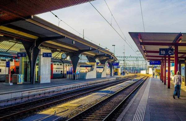 ZURİH, SWitness ZERLAND, 24 Ekim 2015: İnsanlar İsviçre 'nin Zürih kentindeki ana tren istasyonunun içinde bir platformda tren bekliyor