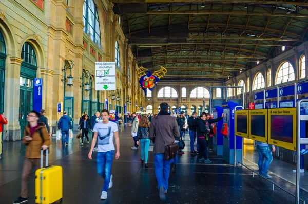 ZURICH, SWitzERLAND, 24 Ekim 2015: Zürih Ana Tren İstasyonu 'nun (Almanca: Hauptbahnhof) kalkış kurulu. Zürih İsviçre 'nin en büyük şehri ve Zürih Kantonu' nun başkentidir..
