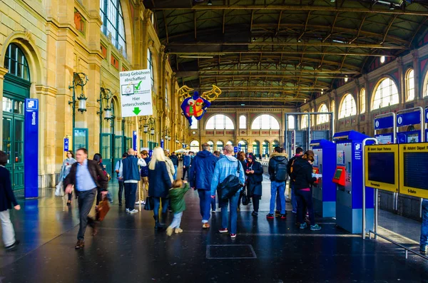 ZURICH, SWitzERLAND, 24 Ekim 2015: Zürih Ana Tren İstasyonu 'nun (Almanca: Hauptbahnhof) kalkış kurulu. Zürih İsviçre 'nin en büyük şehri ve Zürih Kantonu' nun başkentidir..