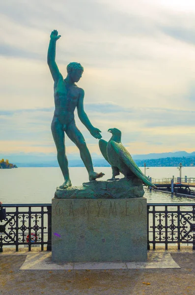 ZURİH, SWitzerland, 24 Ekim 2015: İnsanlar Zürih Gölü 'ne ünlü ganimede heykeliyle bakış açısından hayranlık duyuyorlar