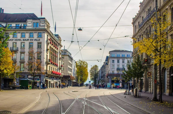 ZURICH, SWitzERLAND, 25 Ekim 2015: İsviçre 'nin Zürih kentindeki Bahnhofstrasse' de trafik ve alışveriş merkezi. Bahnhofstrasse dünyadaki en pahalı alışveriş caddelerinden biridir..